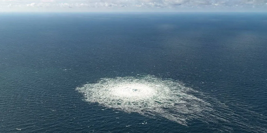 Le fughe di gas sopra al Nord Stream 2 fotografate da un velivolo della difesa danese. Danish Defence Command