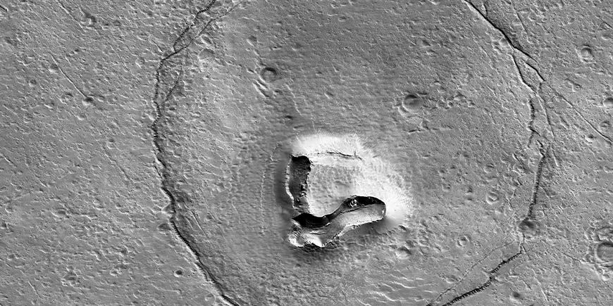 La formazione geologica a forma di orso ripresa dalla sonda Mro (fonte: NASA/JPL-Caltech/UArizona)